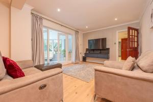 TV a/nebo společenská místnost v ubytování Sutherland House Modern & Elegant Home - Pass the Keys