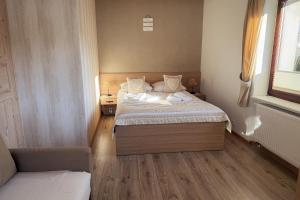 En eller flere senge i et værelse på Agroturystyka u Gazdy, Wisła - zimowy raj dla rodzin, 1 km od stoku, Domowe śniadania, domek z balią & apartamenty, Zwierzęta z naszej zagrody