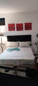 Ένα ή περισσότερα κρεβάτια σε δωμάτιο στο CASACOMPART itapua Quarto Basic individual