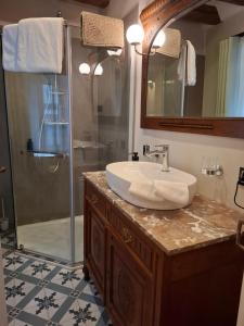 a bathroom with a sink and a shower at Gästehaus Grüner Baum in Oestrich-Winkel +27 photos