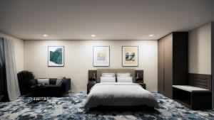 un dormitorio con una cama y una silla en voco Darwin Suites by IHG, en Darwin