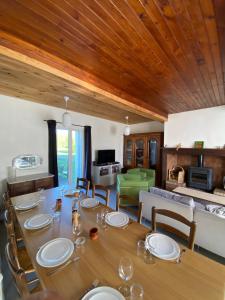 een eetkamer met een tafel met borden en stoelen bij La Pilote in Ponlat-Taillebourg