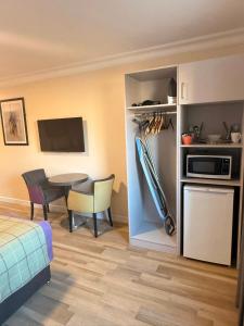 Η κουζίνα ή μικρή κουζίνα στο Dalkeith Phoenix Aparthotel Ltd