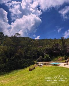 a view of the backyard of a house with a grass field at Fazenda Torrão da Serra in Guarulhos