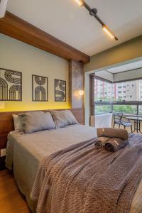 una camera da letto con un letto grande e una grande finestra di Handy Paraíso condomínio com piscina ao lado do Ibirapuera a San Paolo Altre 246 foto