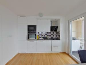 Η κουζίνα ή μικρή κουζίνα στο Stan na dan, naselje Miljacka, Otoka +6 φωτογραφίες