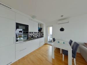 Η κουζίνα ή μικρή κουζίνα στο Stan na dan, naselje Miljacka, Otoka