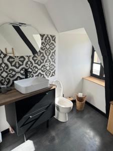 L'écrin au Coeur du Village في روشفور-أون-تير: حمام مزود بمرحاض ومغسلة ومرآة