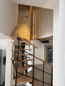 L'écrin au Coeur du Village في روشفور-أون-تير: درج في منزل ذو سقف خشبي