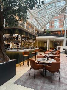 弗伦斯堡Hotel Alte Post Flensburg的建筑物内有桌椅的餐厅