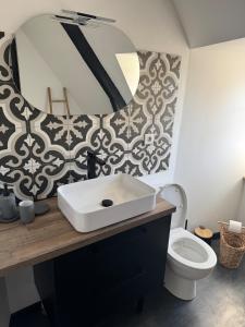 L'écrin au Coeur du Village في روشفور-أون-تير: حمام مع حوض ومرحاض +28 صورة