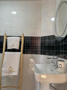 ein Badezimmer mit einem Waschbecken und einem Handtuchhalter in der Unterkunft Palais Taroudant in Taroudant