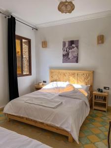 ein Schlafzimmer mit einem großen Bett und einem Fenster in der Unterkunft Palais Taroudant in Taroudant