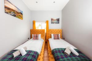 Ένα ή περισσότερα κρεβάτια σε δωμάτιο στο Seaview Cottage Schoolhouse 2