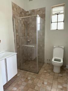 ein Badezimmer mit Dusche und Toilette in der Unterkunft Cozy Ensuite Borrowdale in Harare
