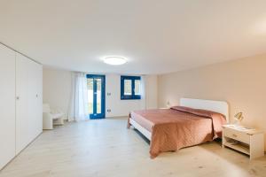 Villino Elvira في كوستوناتشي: غرفة نوم بها سرير كبير وحمام