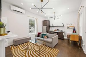 O bucătărie sau chicinetă la Free Downtown Parking Walk to Stadiums and Shopping