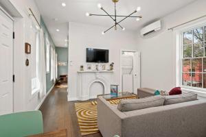 Un televizor și/sau centru de divertisment la Free Downtown Parking Walk to Stadiums and Shopping +15 fotografii