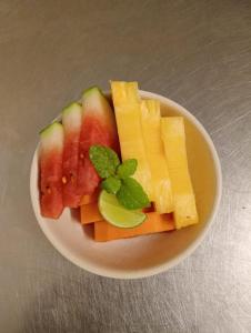 una ciotola bianca piena di frutta e verdura su un tavolo di Omandi Villa a Weligama Altre 12 foto
