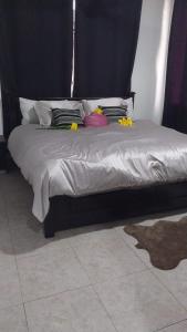 Ένα ή περισσότερα κρεβάτια σε δωμάτιο στο The Eli Villa