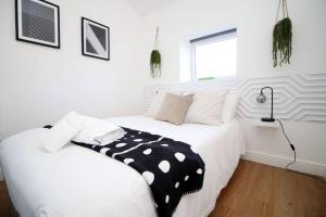 Ένα ή περισσότερα κρεβάτια σε δωμάτιο στο Rustic Design Retreat Opposite Principality Stadium