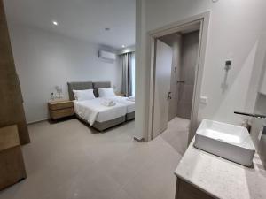 Ένα ή περισσότερα κρεβάτια σε δωμάτιο στο Arillas Villas +35 φωτογραφίες