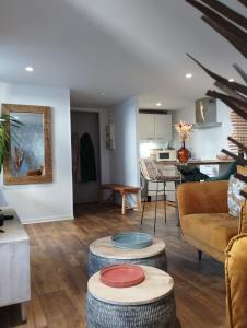 un soggiorno con un divano e un tavolo di LE TROPICOCO - hyper centre d'Auray - ad Auray