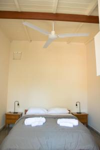 ein Schlafzimmer mit einem Bett mit zwei Handtüchern darauf in der Unterkunft Lo de Sarita Hostería in Necochea