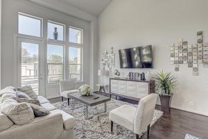 TV a/nebo společenská místnost v ubytování Gorgeous 4 Bed Home on St Mary's - Minutes to Riverwalk/Pearl