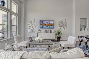 Posezení v ubytování Gorgeous 4 Bed Home on St Mary's - Minutes to Riverwalk/Pearl