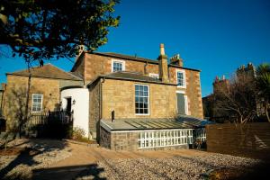 Το κτήριο όπου στεγάζεται  η παραθεριστική κατοικία