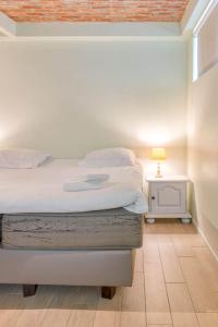 En eller flere senge i et værelse på Stylish Nature Hideaway Cozy Apartment with View + 9 billeder