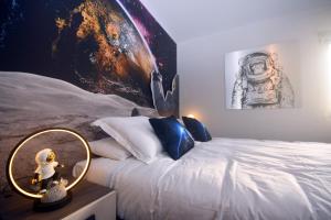 Ένα ή περισσότερα κρεβάτια σε δωμάτιο στο Lunar, Proche Basel, Ambiance Lune & Relax