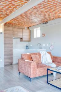 Et opholdsområde på Stylish Nature Hideaway Cozy Apartment with View