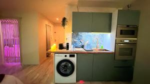 Кухня или мини-кухня в Bali Love Room Jacuzzi Balnéo Home cinéma
