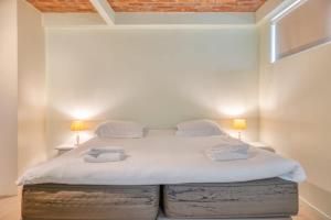 En eller flere senge i et værelse på Stylish Nature Hideaway Cozy Apartment with View