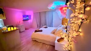 Кровать или кровати в номере Bali Love Room Jacuzzi Balnéo Home cinéma