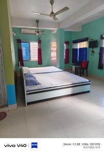 En eller flere senge i et værelse på Mir Residency