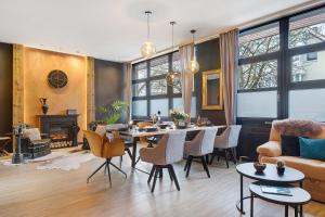 Χώρος καθιστικού στο Black Forest Lodge +24 φωτογραφίες