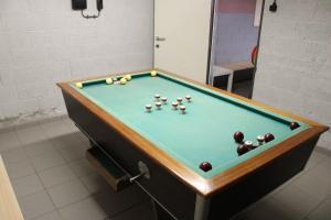 O masă de biliard de la Chez Ines