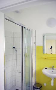 un bagno con doccia e lavandino di Penzion Kraličák a Staré Město