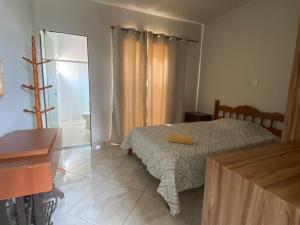 皮乌米Casa no Centro de Piumhi的带床和镜子的卧室