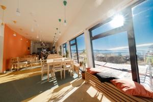 una camera con una grande finestra e un tavolo con sedie di Penzion Kraličák a Staré Město