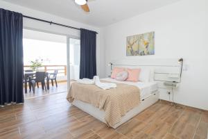 En eller flere senge i et værelse på Luxury 1 BR at Paraiso Residence Bayahibe + 16 billeder