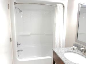 マートルビーチにあるCamelot by the Sea Resort Unit 1205 Direct Oceanfront Condo with Balconyのシャワーと洗面台を備えた白いバスルーム +20枚の写真