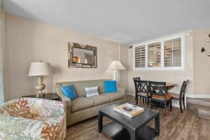 een woonkamer met een bank en een tafel bij Beach Cove Resort Unit 423 Oceanfront Condo with Balcony in Myrtle Beach +42 foto's