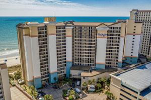 een luchtzicht op een hotel op het strand bij Beach Cove Resort Unit 423 Oceanfront Condo with Balcony in Myrtle Beach