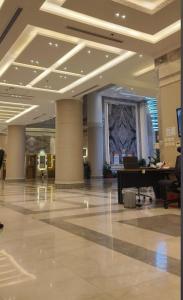 فندق شعائر الحياة في Muná: لوبي فاضي لفندق فيه مكتب استقبال