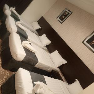 فندق شعائر الحياة في Muná: غرفة فندقية بسريرين ووسائد بيضاء