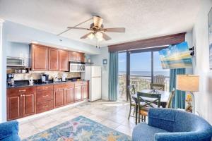 een keuken met een plafondventilator en een eetkamer bij Beach Cove Resort Unit 321 with Direct Oceanfront Balcony in Myrtle Beach
